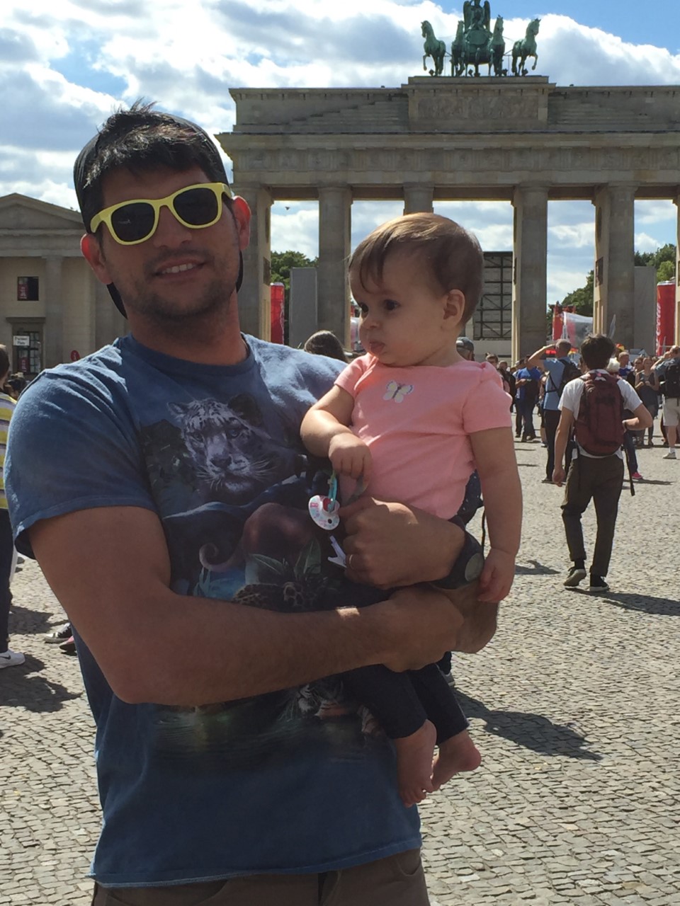 thumbnail_mike-and-annie_brandenburg-gate_berlin_2016.jpg