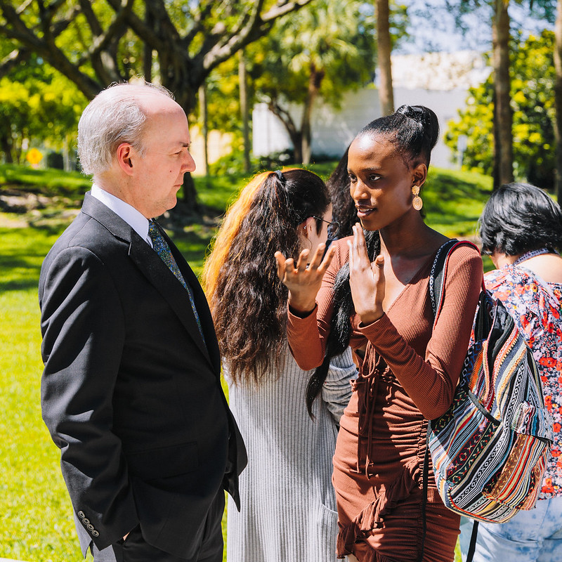 Deputy Secretary of State Brian McKeon meets with FIU students.