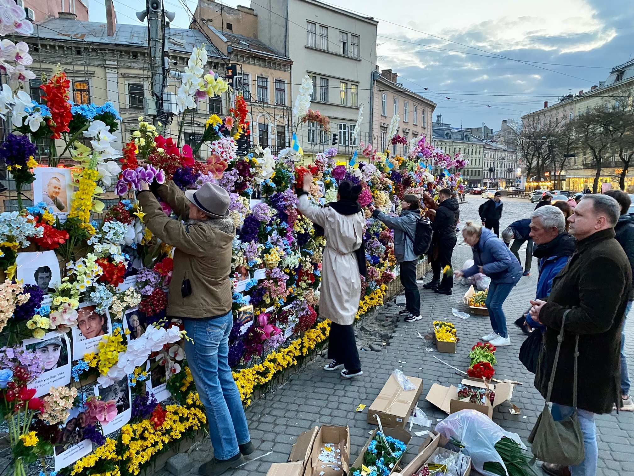 ukraine-wall-strangers.jpeg