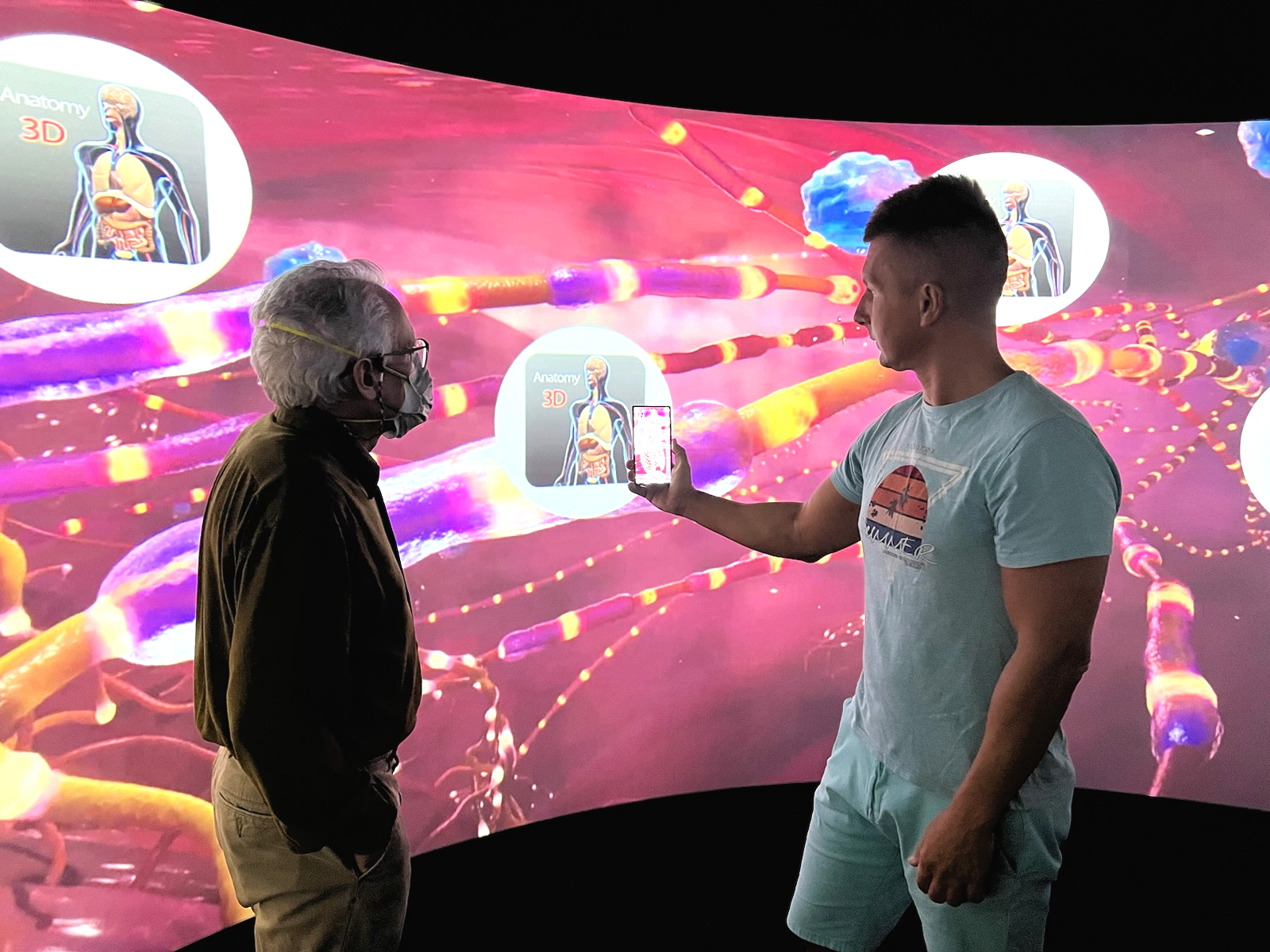 T. Zawadzki (right) with Bryan Cooper at a 3D Anatomy VR demo