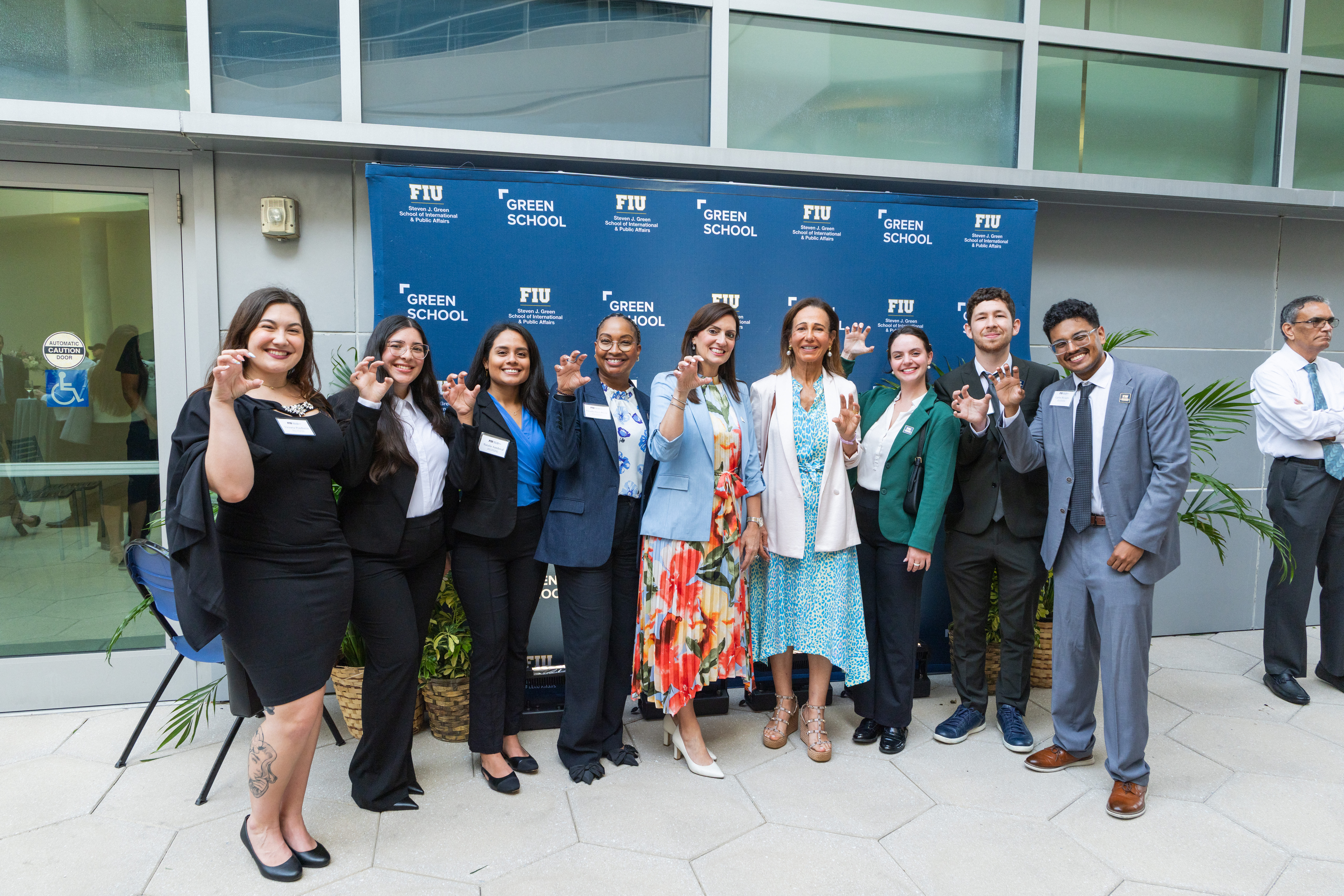 President Nuñez and Ana Botín pose with Green School students