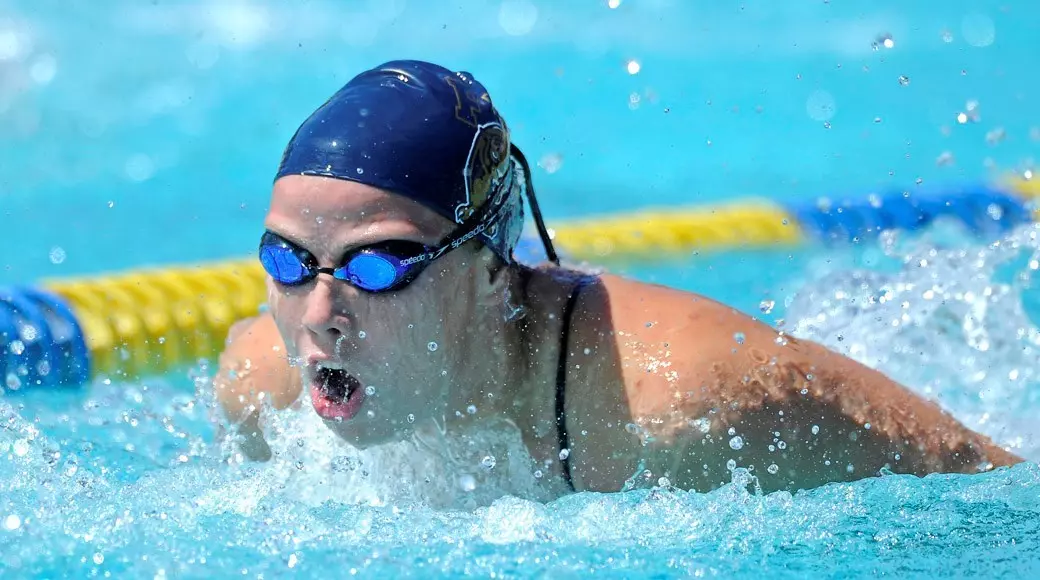 Johanna Gustafsdottir swimming