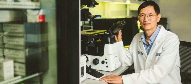 Professor Kyung Bo Kim in his lab