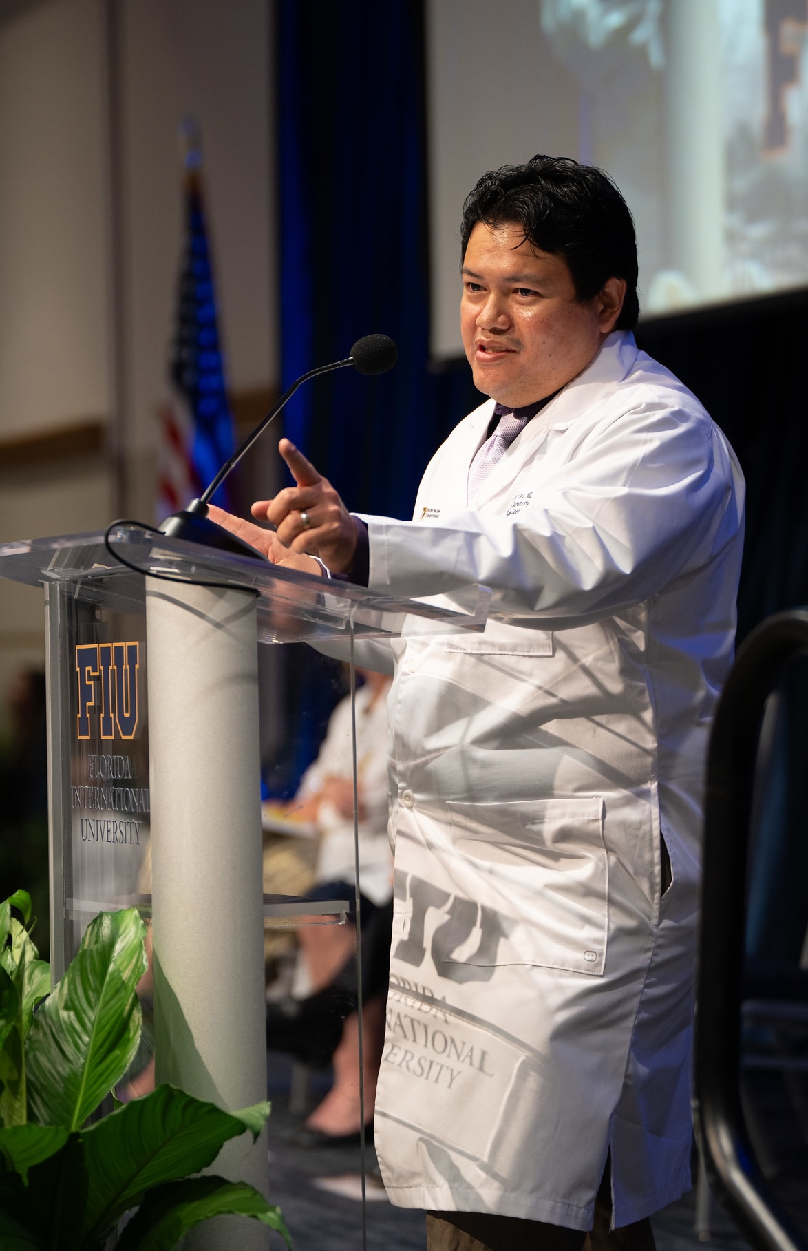 Dr. Patricio Lau addressing students at the White Coat Ceremony.